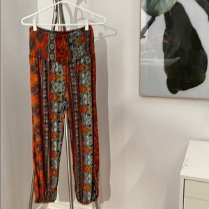 2/40$ 🛍 Bright Stretchy Casual Pants